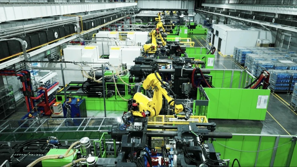 Máquinas fazem parte de todas as etapas da fabricação dos veículos elétricos da Leapmotor, na China — Foto: BBC