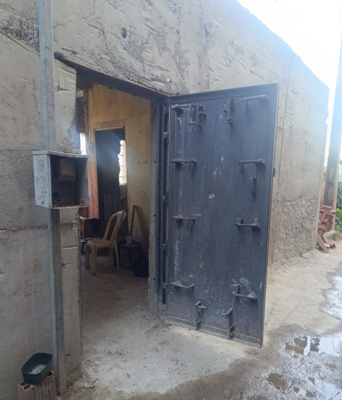 'Fortaleza' do tráfico com porta de aço maciço com 12 travas é encontrada pela PM em Governador Valadares