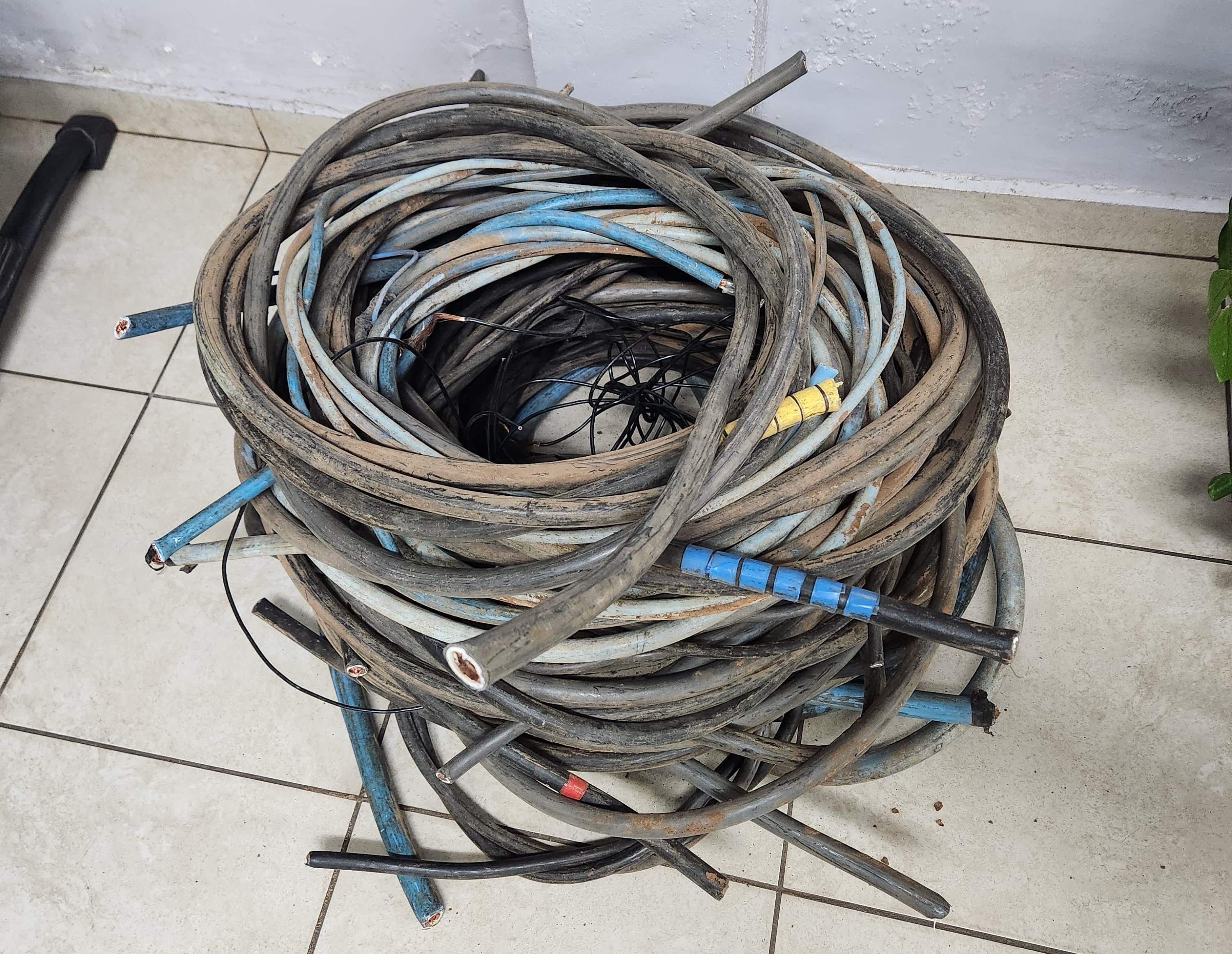 Homens são presos ao furtar mais de 150kg de fios de cobre em sala de máquinas da Cidade da Criança, em Presidente Prudente