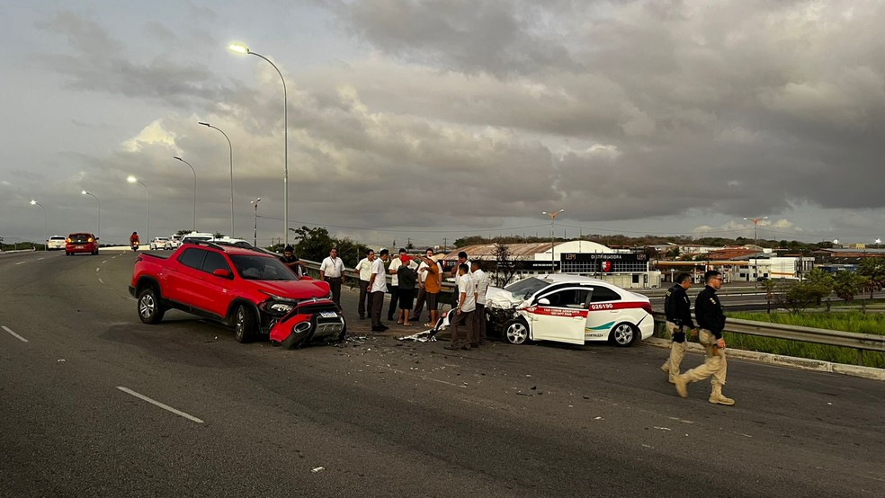 Caminhonete bateu de frente com táxi em viaduto em Fortaleza. — Foto: Isaac Macêdo/ SVM