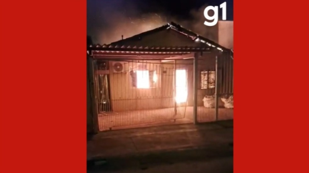 A casa ficou destruída e a advogada se mobilizou nas redes sociais para arrecadar doações para reconstruir imóvel — Foto: Reprodução