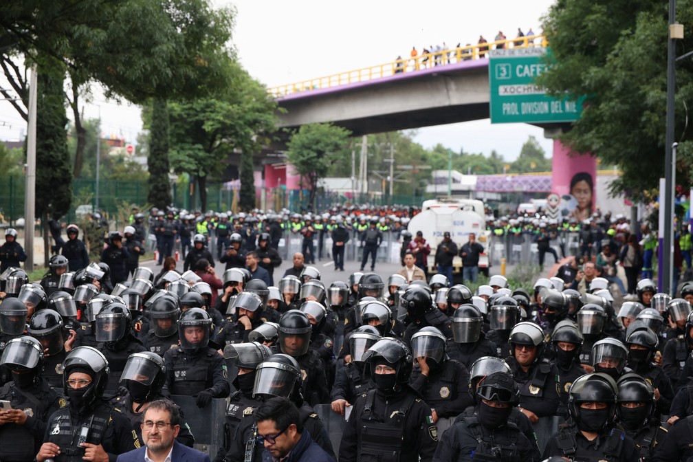 Polícia monta barreiras durante marcha de manifestantes perto de estádio da Copa no México. — Foto: REUTERS/Luis Cortes