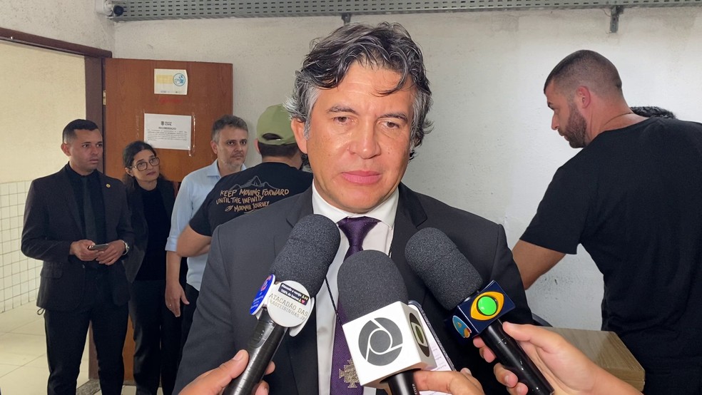Vereador Carlão pelo Bem em entrevista sobre o caso na Central de Polícia — Foto: TV Cabo Branco/Reprodução