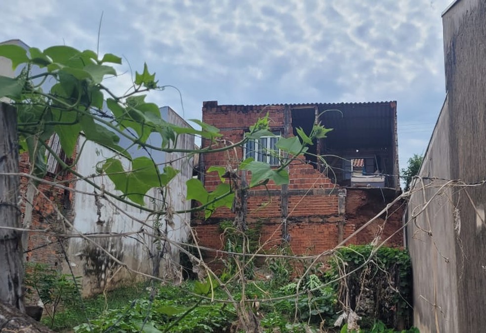 Muro de arrimo desabou sobre casas após temporal em Marília — Foto: Igor Rosa/TV TEM