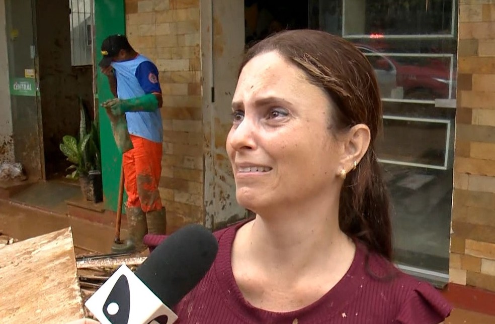 Maythê Bullos, proprietária de uma farmácia em Mimoso do Sul, lamenta a perda do estabelecimento. Espírito Santo. — Foto: TV Gazeta
