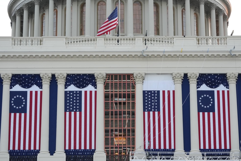 Capitólio no domingo (19), véspera da posse de Trump — Foto: Jon Elswick/AP