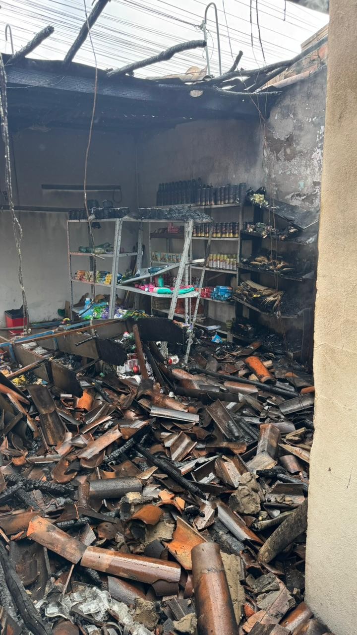 Incêndio destrói mercadinho e parte do teto de residência em Arapiraca