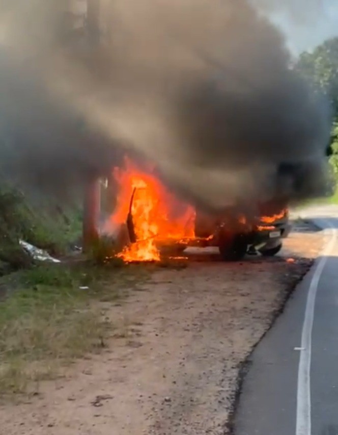 Carro fica em chamas após suspeito bater em poste durante perseguição policial em Taubaté