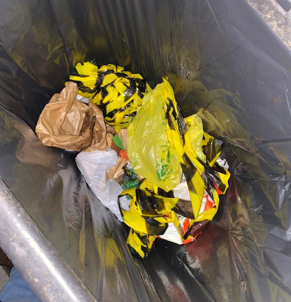 Lacres e adesivos foram encontrados no lixo pela Pol?cia Militar ? Foto: Pol?cia Militar/ Divulga??o