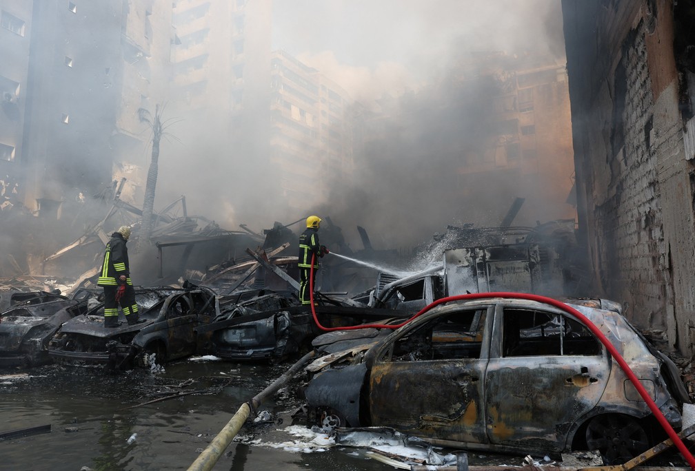Fumaça sobe após um ataque israelense aos subúrbios do sul de Beirute, no Líbano, em 8 de abril de 2026. — Foto: REUTERS/Mohamed Azakir