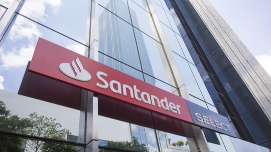 Santander tem lucro de R$ 2,3 bilhões, alta de 7,9% no trimestre e queda de 43,5% em 12 meses