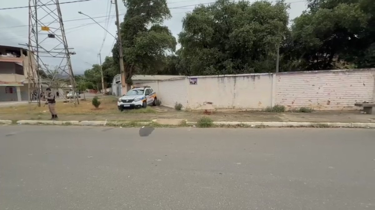 Homens atiram várias vezes contra jovem e fogem pulando muro de cemitério em Governador Valadares