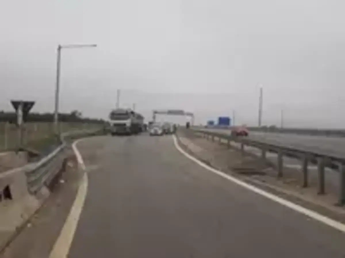 Caminhão tomba na alça do Rodoanel em Itaquaquecetuba e causa congestionamento