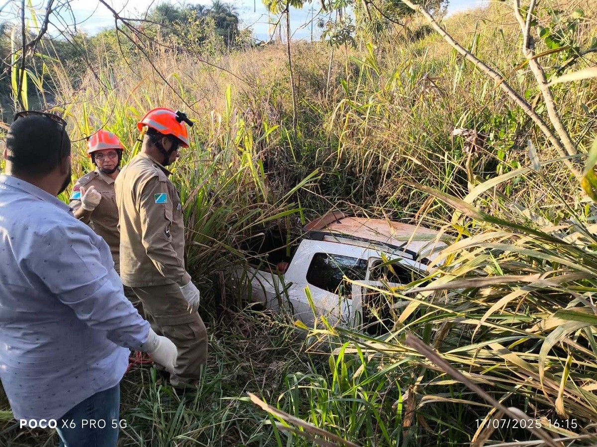 Carro cai em ribanceira e deixa dois mortos em rodovia de MS