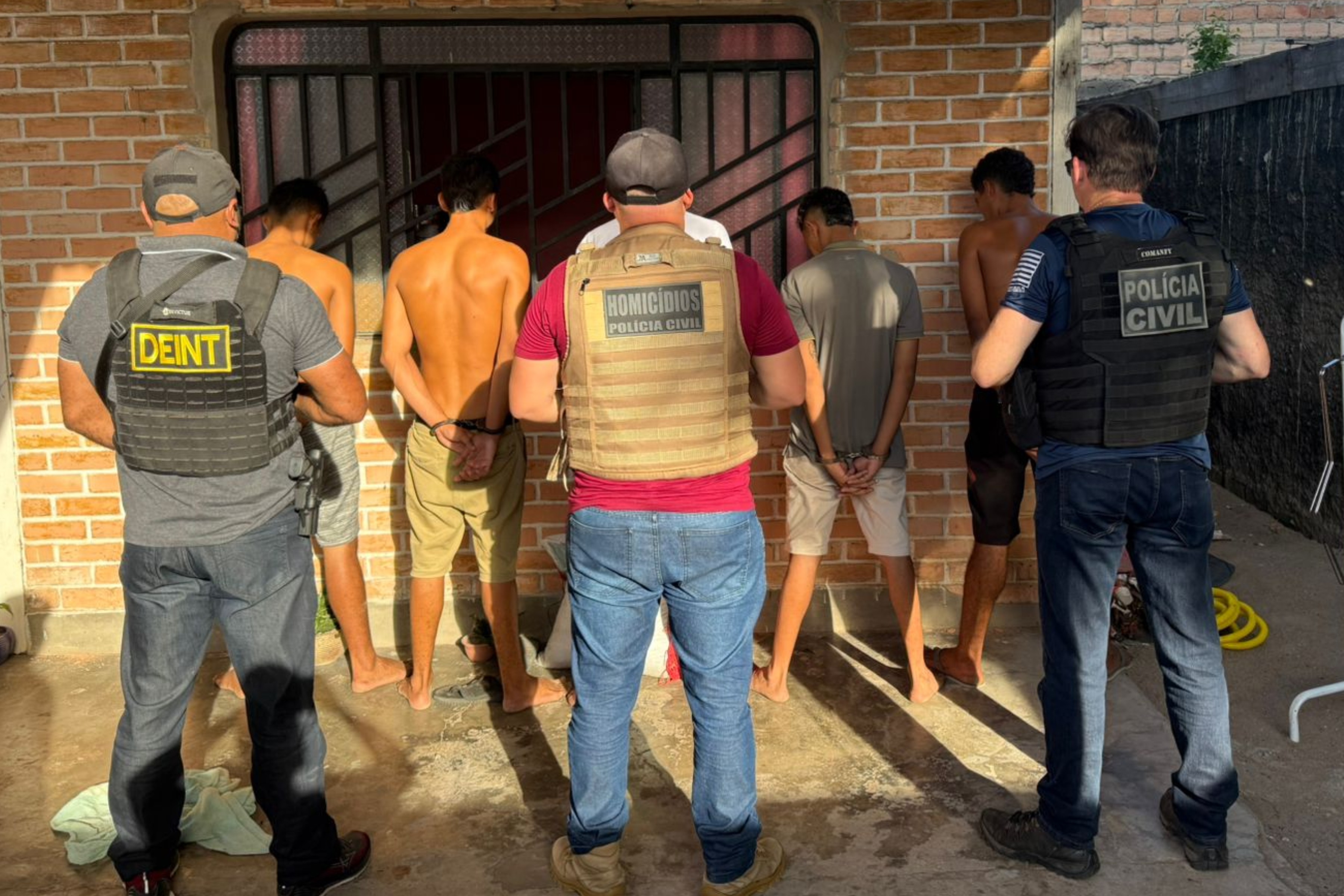 Justiça libera mulheres e mantém presos homens suspeitos de envolvimento em homicídio