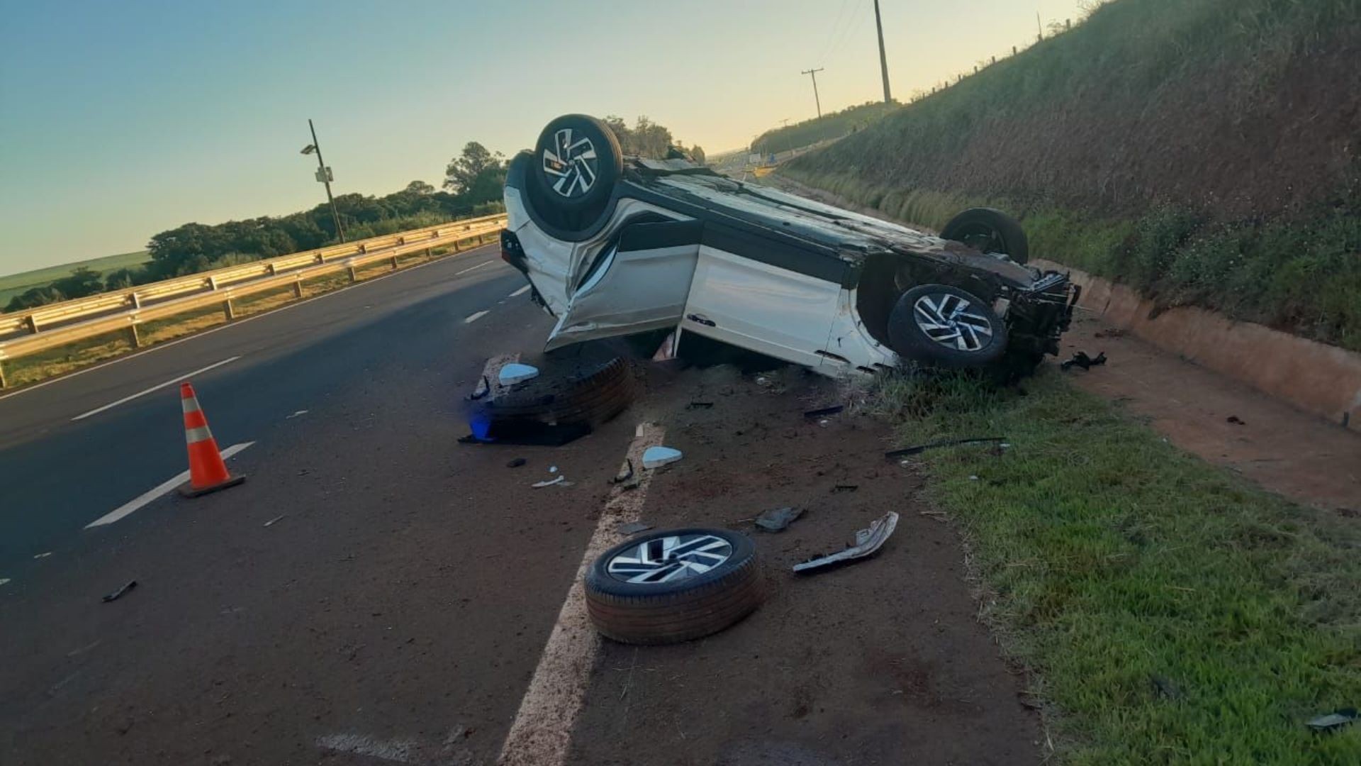 Três pessoas ficam feridas após carro capotar e se arrastar com as rodas para cima por 56 metros em rodovia