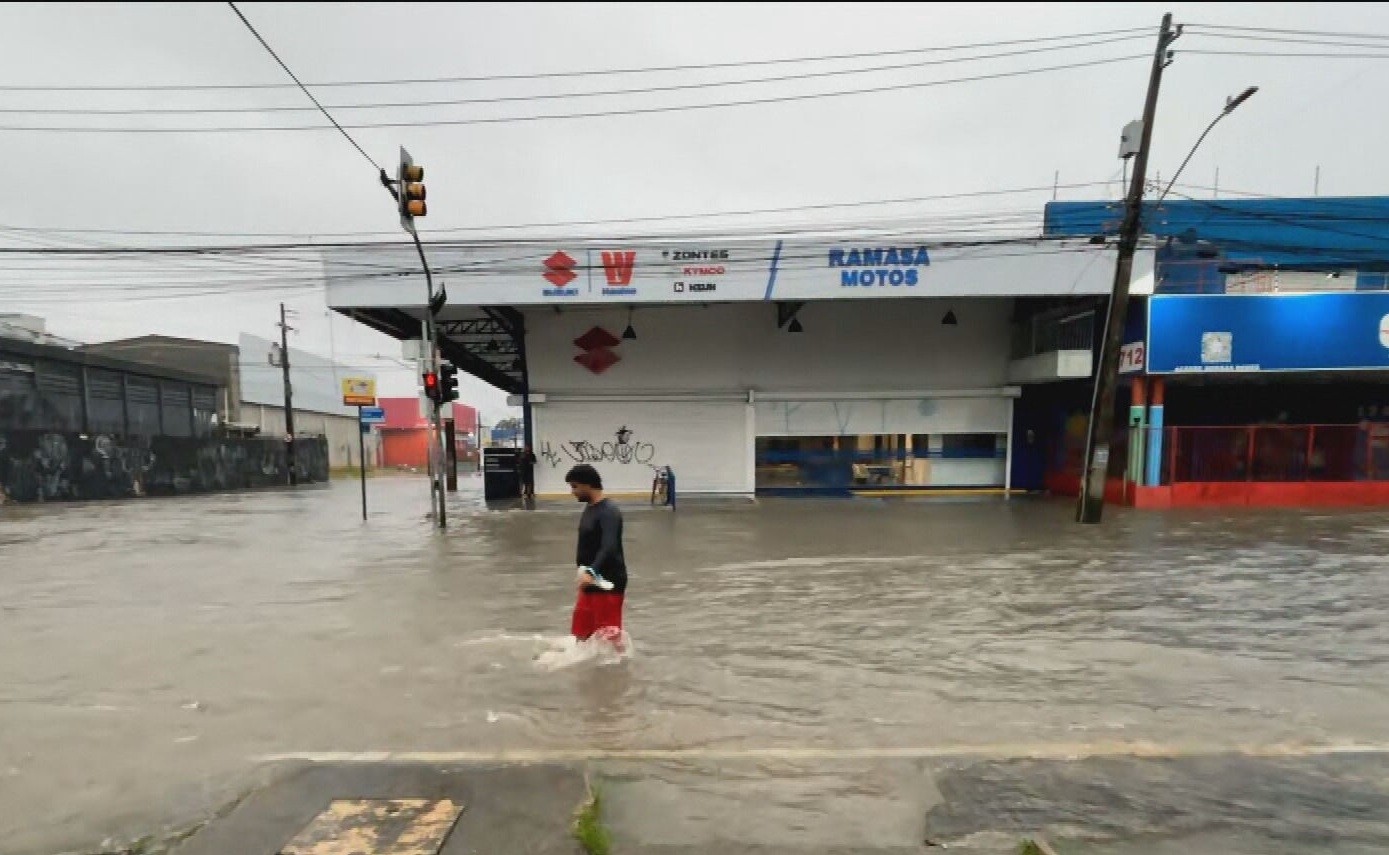 Chuvas causam transtornos no Grande Recife e Zona da Mata; Timbaúba decreta situação de emergência