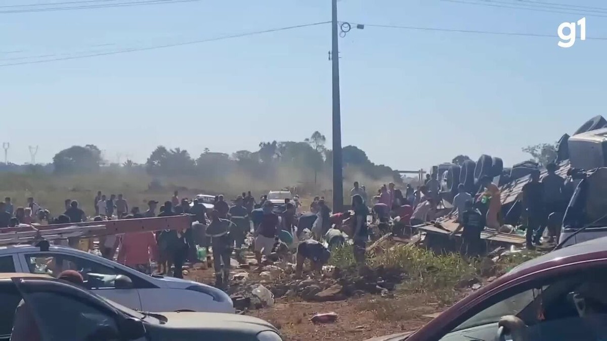 
VÍDEO: Caminhão tomba na BR-364 e população saqueia carga de refrigerante na frente da polícia