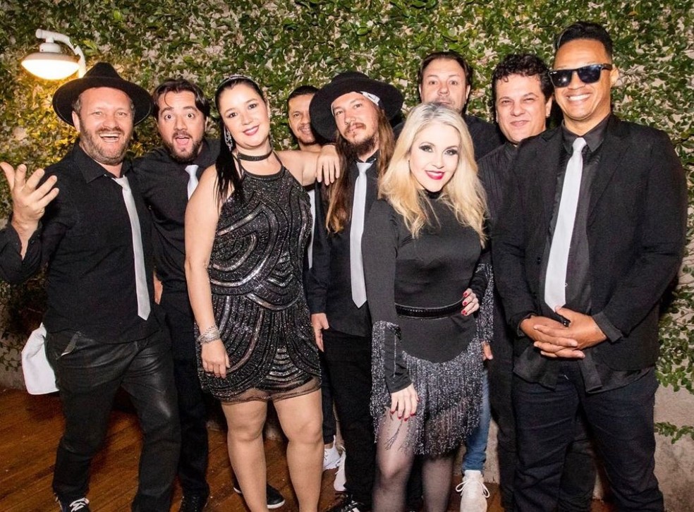 17 de 29
Praia das Palmeiras recebe Banda Fly By Night para celebrar 35 anos de estrada &mdash; Foto: Reprodu&ccedil;&atilde;o/Banda Fly By Night/Instagram