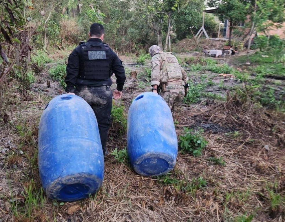 Tambores encontrados enterrados repletos de drogas em Cuiabá — Foto: Polícia Civil