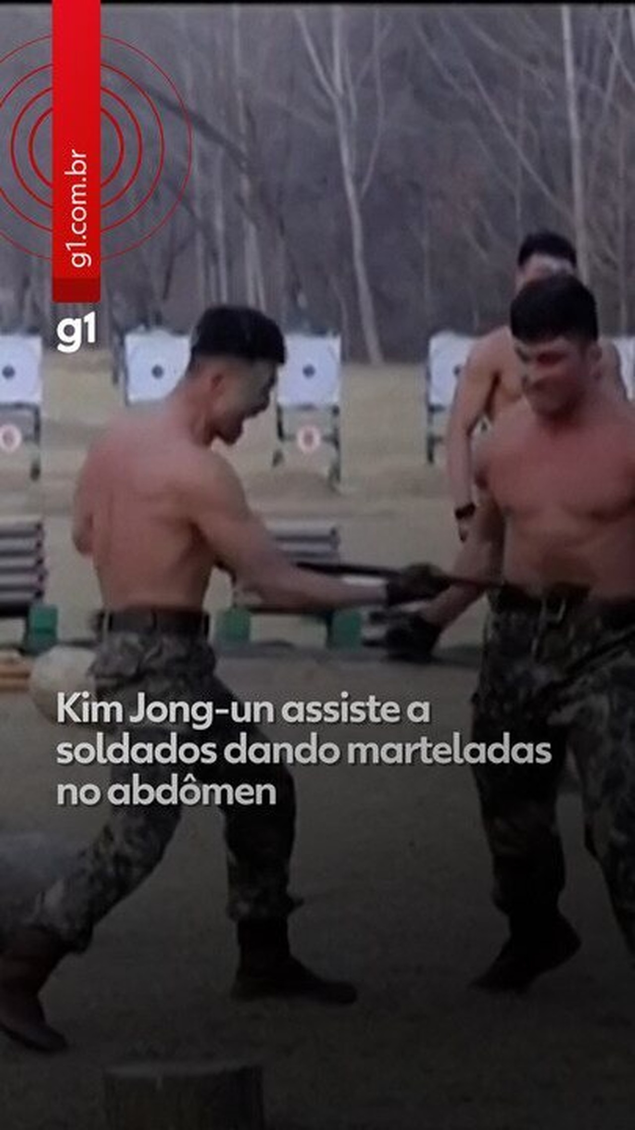 Kim Jong-un assiste a soldados quebrando tijolos com a cabeça e dando marteladas no abdômen na Coreia do Norte