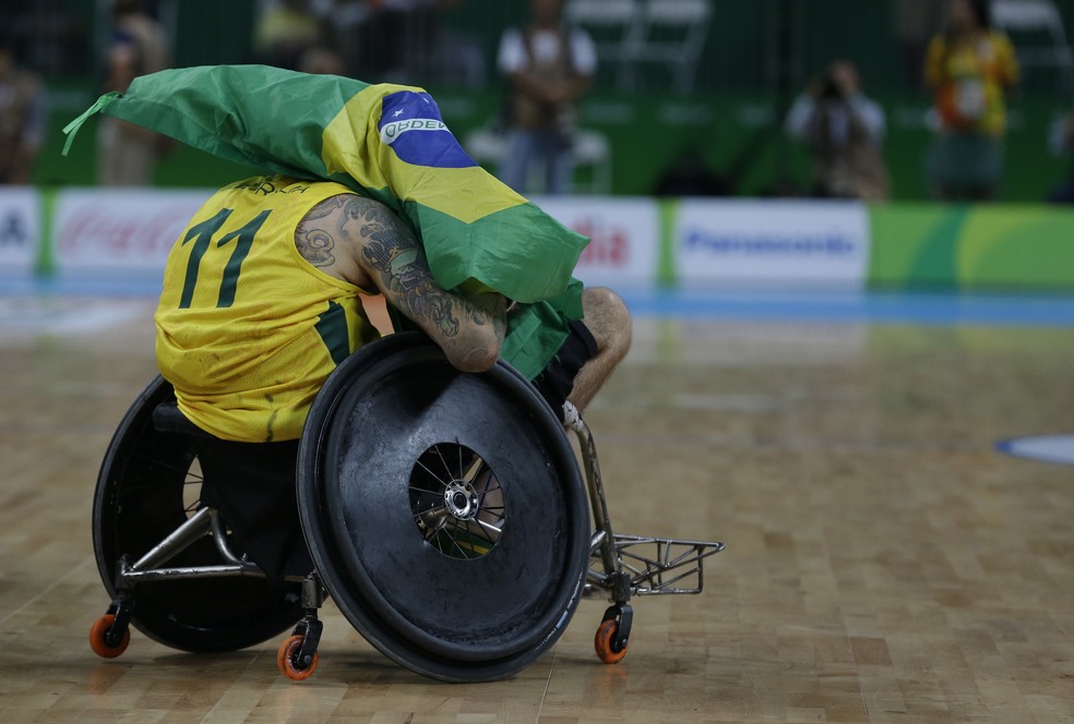 Atleta da Austrália segura a bandeira do Brasil durante os Jogos Paralímpicos do Rio, em 2016 — Foto: Leo Correa/AP