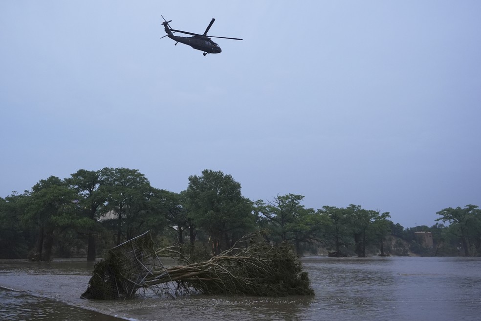 Helicóptero sobrevoa o Rio Guadalupe, no Texas, após enchentes — Foto: Eric Gay/AP