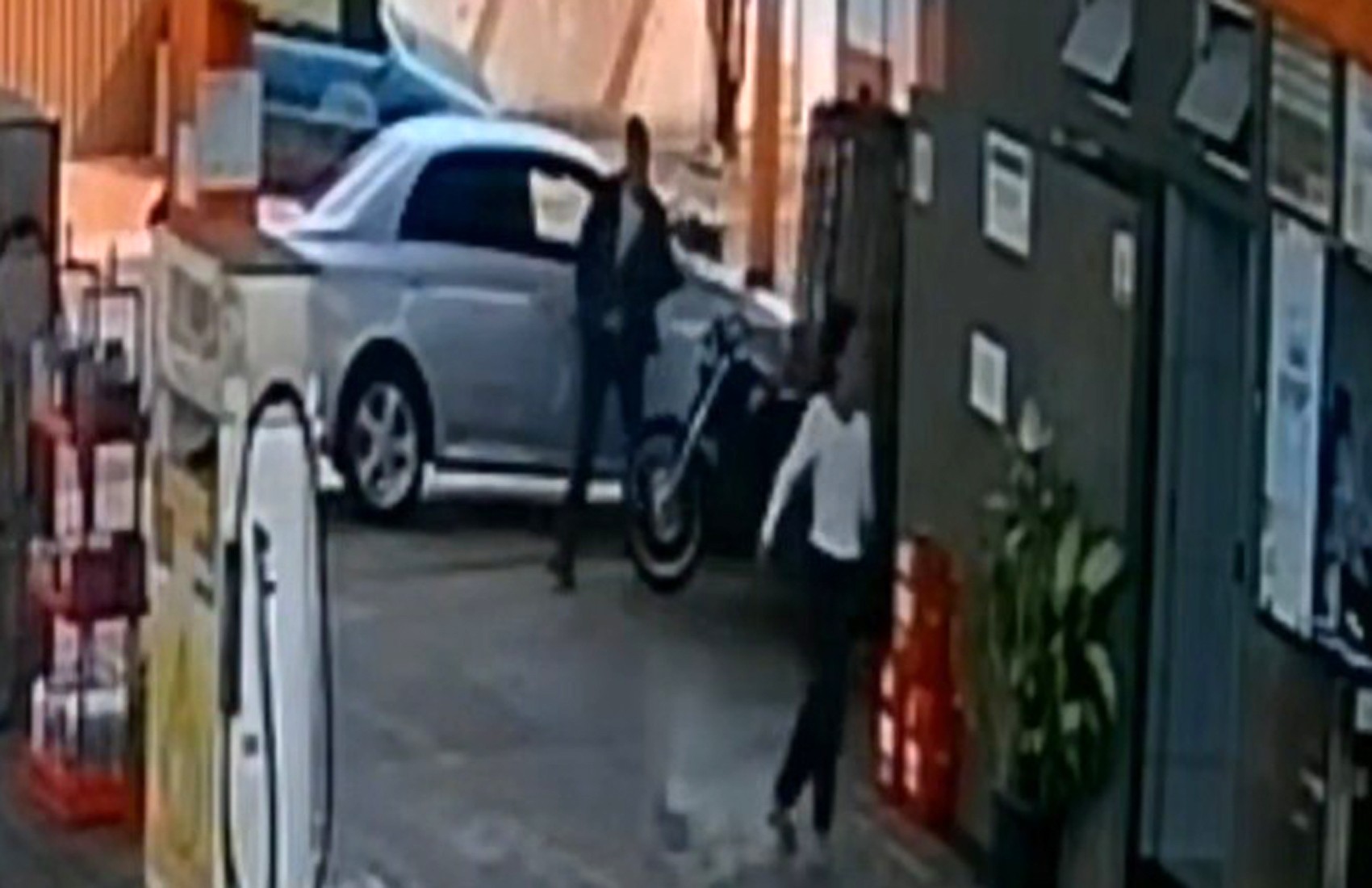 Câmera filma tentativa de feminicídio em posto de combustíveis em Jaboticabal, SP