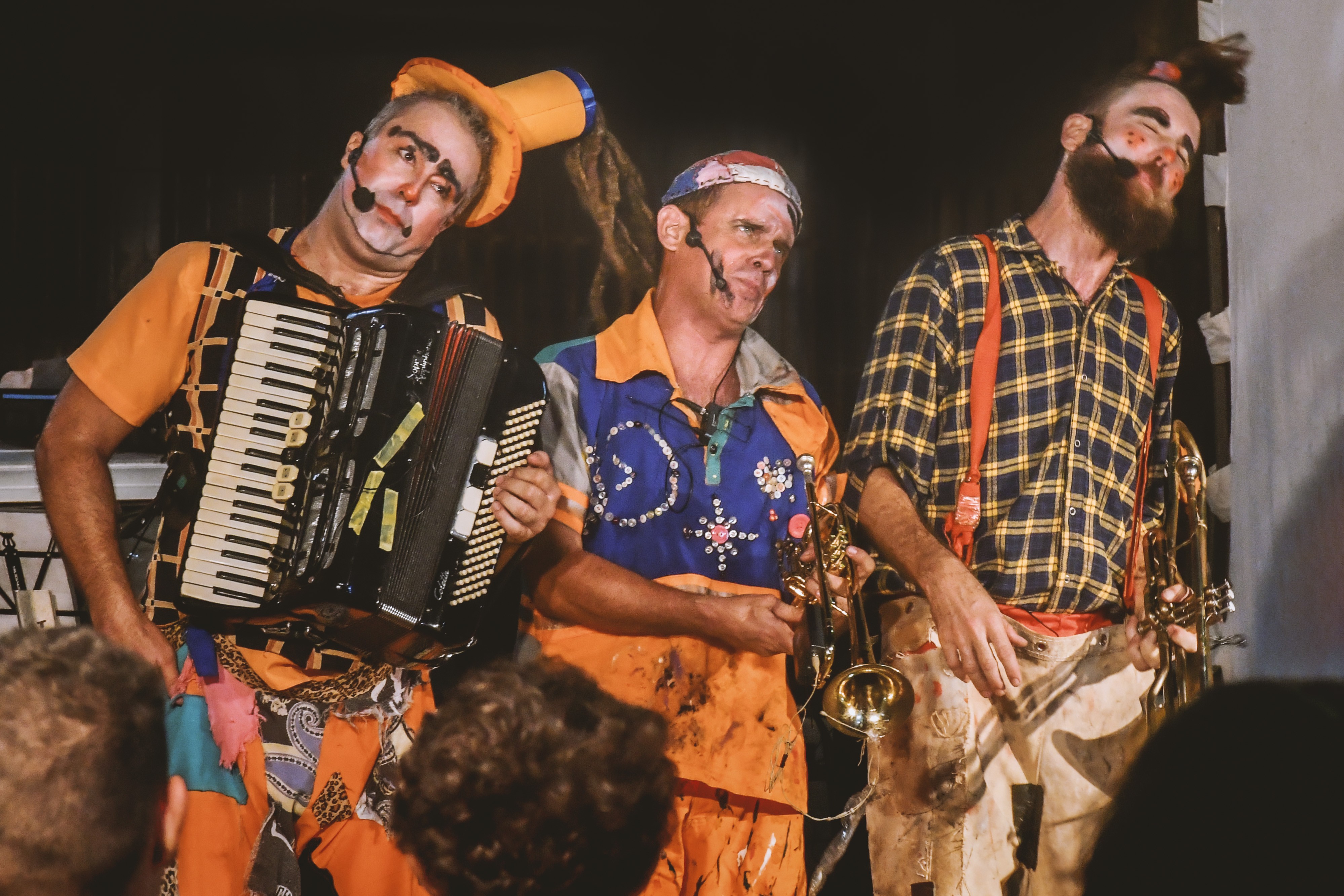 ‘Super Tosco’: Parapuã recebe neste domingo espetáculo que mistura circo e teatro de rua