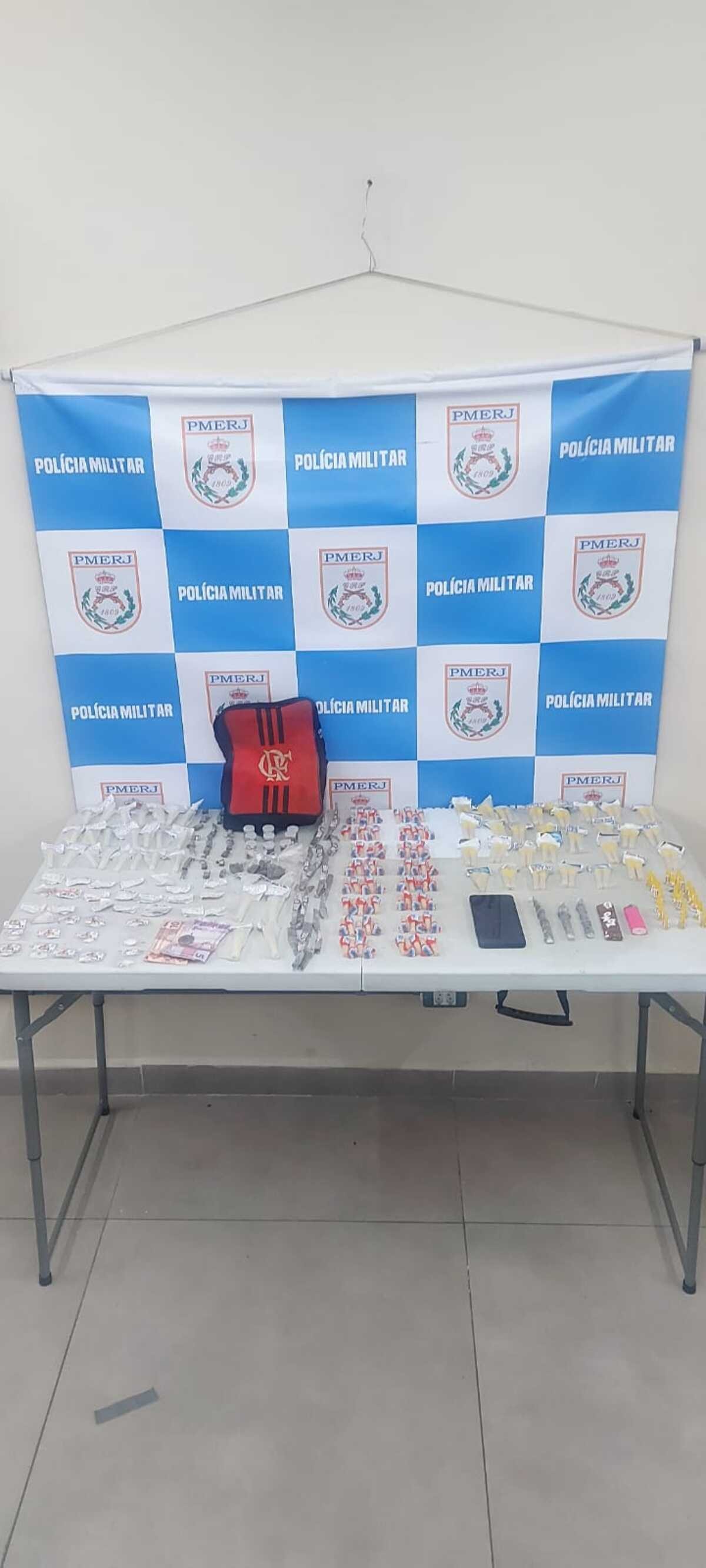 Homem é preso e adolescentes apreendidos por tráfico de drogas em Volta Redonda