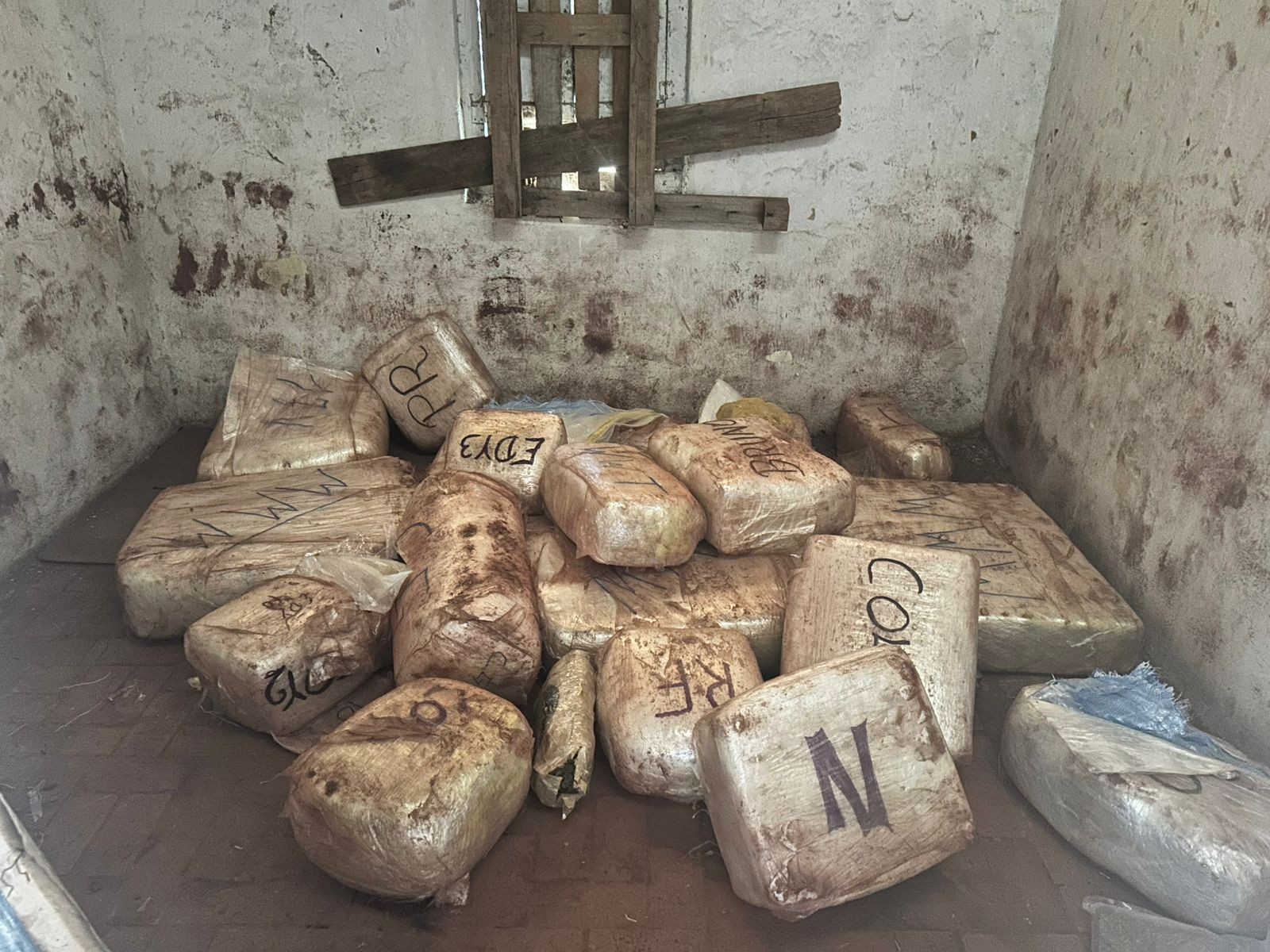 Polícia Civil prende homem por tráfico após encontrar 300 quilos de drogas em área rural de Serra Negra