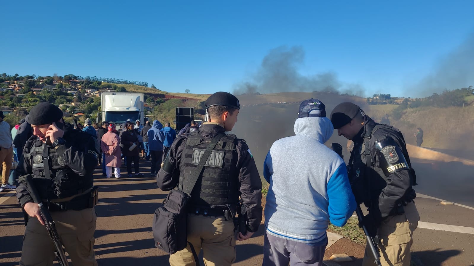 Rodovia em Londrina fica bloqueada por cerca de quatro horas em protesto de moradores por falta d'água