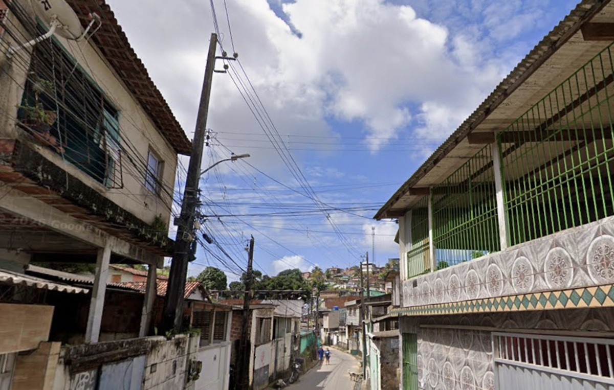 Homem mata companheira a facadas e deixa filha dela ferida no Recife