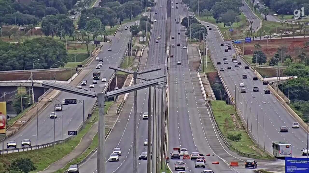 VÍDEO mostra momento em que ônibus fecha carro e causa acidente no DF