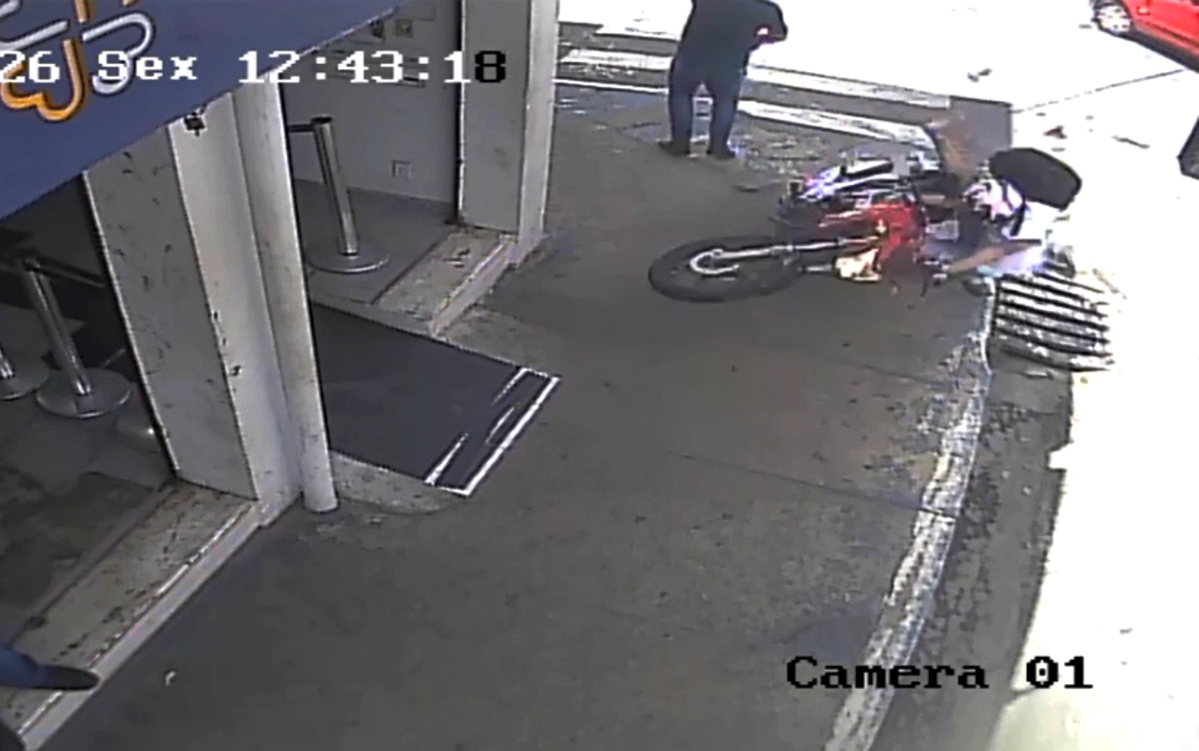 Jovem de 19 anos morre após acidente com carro em Lavras; moto foi arremessada para calçada