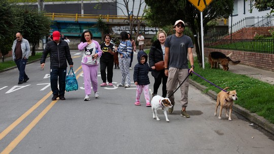 Terremoto de magnitude 6,5 atinge Bogotá, na Colômbia - Tremor ocorreu nos arredores da capital colombiana, a uma profundidade de 10 quilômetros da superfície, considerada baixa e que pode aumentar a intensidade do terremoto. Ainda não há relatos de danos e vítimas.