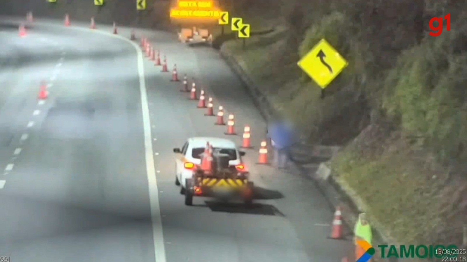 VÍDEO: Homem é preso furtando 35 cones de sinalização na rodovia dos Tamoios, em Caraguatatuba