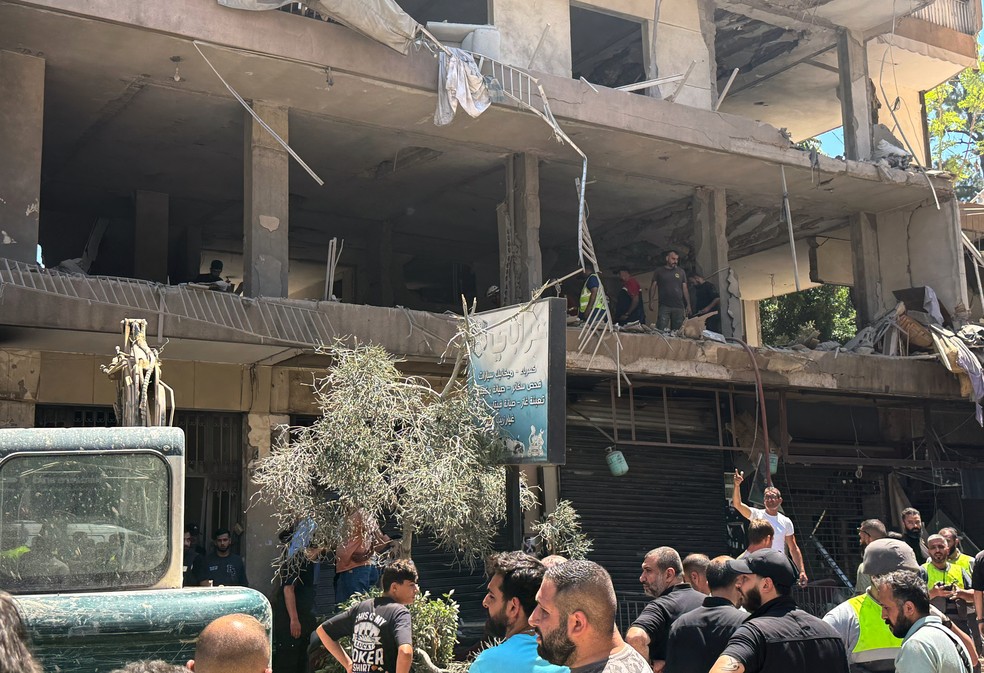 Pessoas se reúnem no local de um ataque aéreo israelense que atingiu um apartamento em Dahiyeh, nos subúrbios do sul de Beirute, no Líbano, domingo, 14 de junho de 2026. — Foto: g1