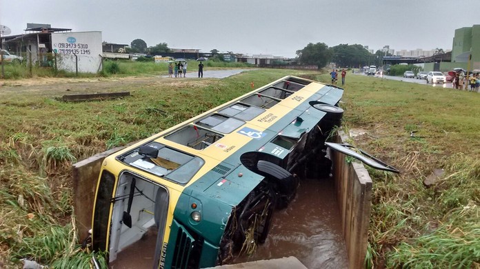 Vídeo mostra ônibus perdendo pneus durante trajeto em Americana