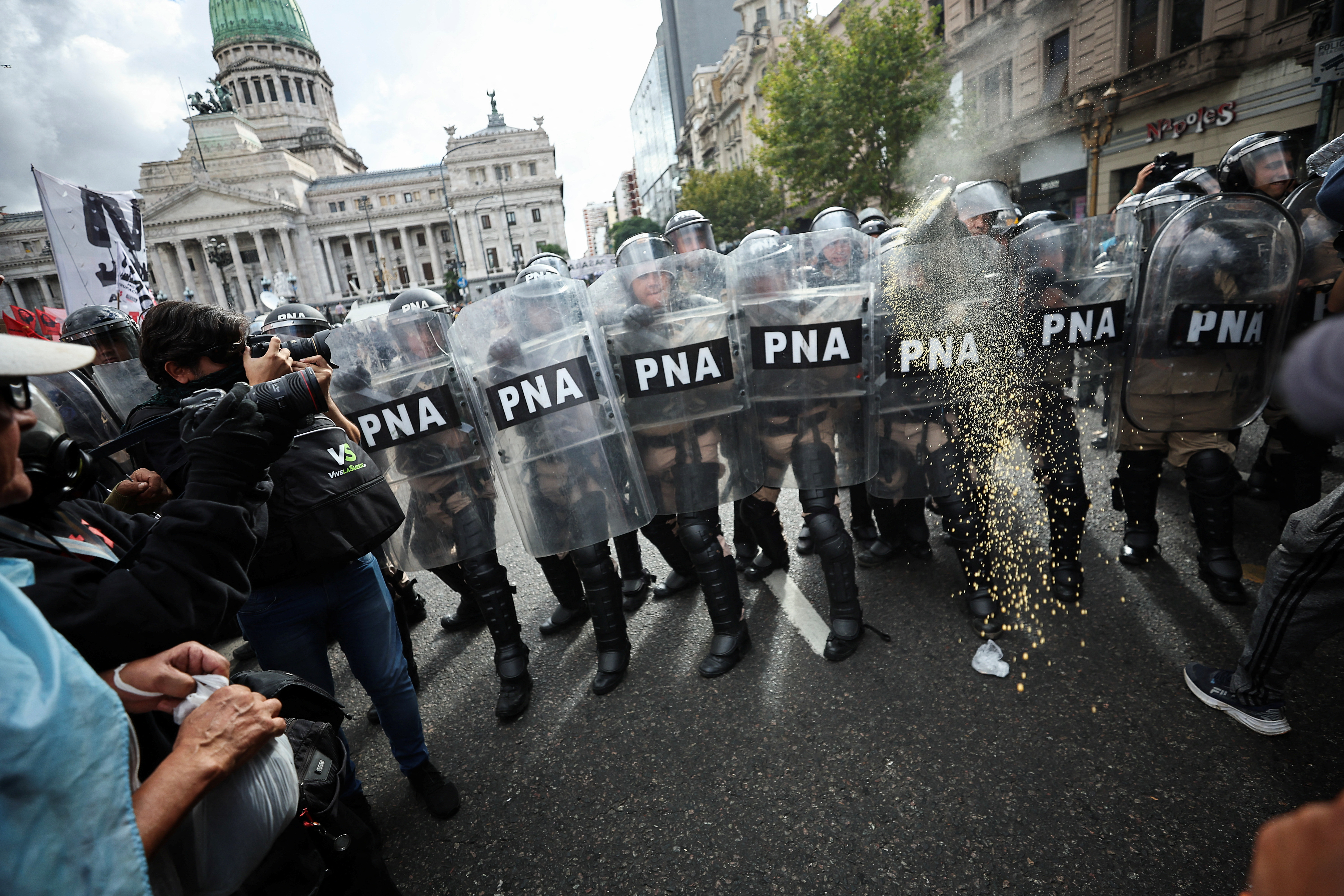 Polícia entra em confronto com manifestantes durante protesto de aposentados contra Milei, na Argentina