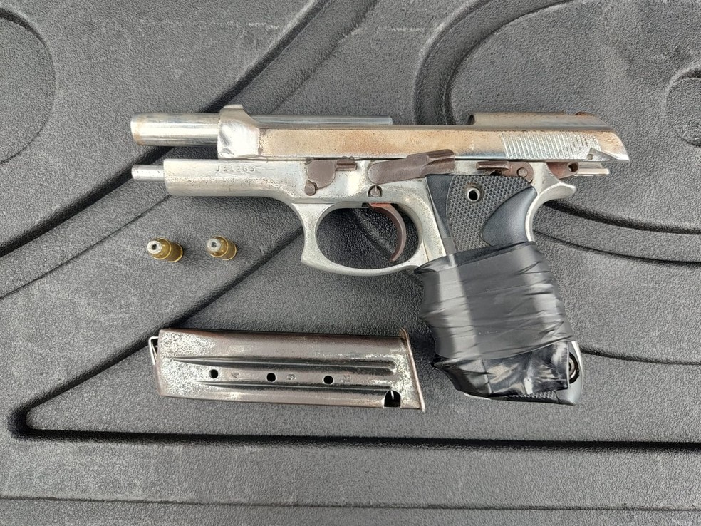 Pistola foi apreendida durante ação — Foto: SSP-BA