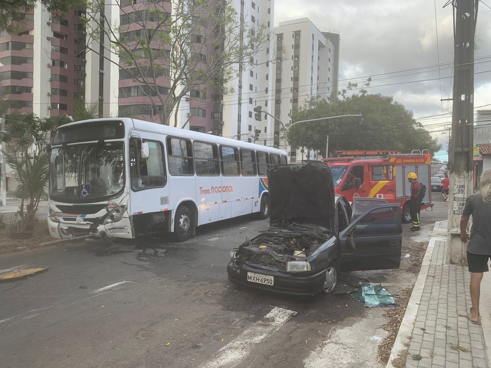 Colisão entre carro e ônibus em Natal — Foto: Philipe Salvador/Inter TV Cabugi