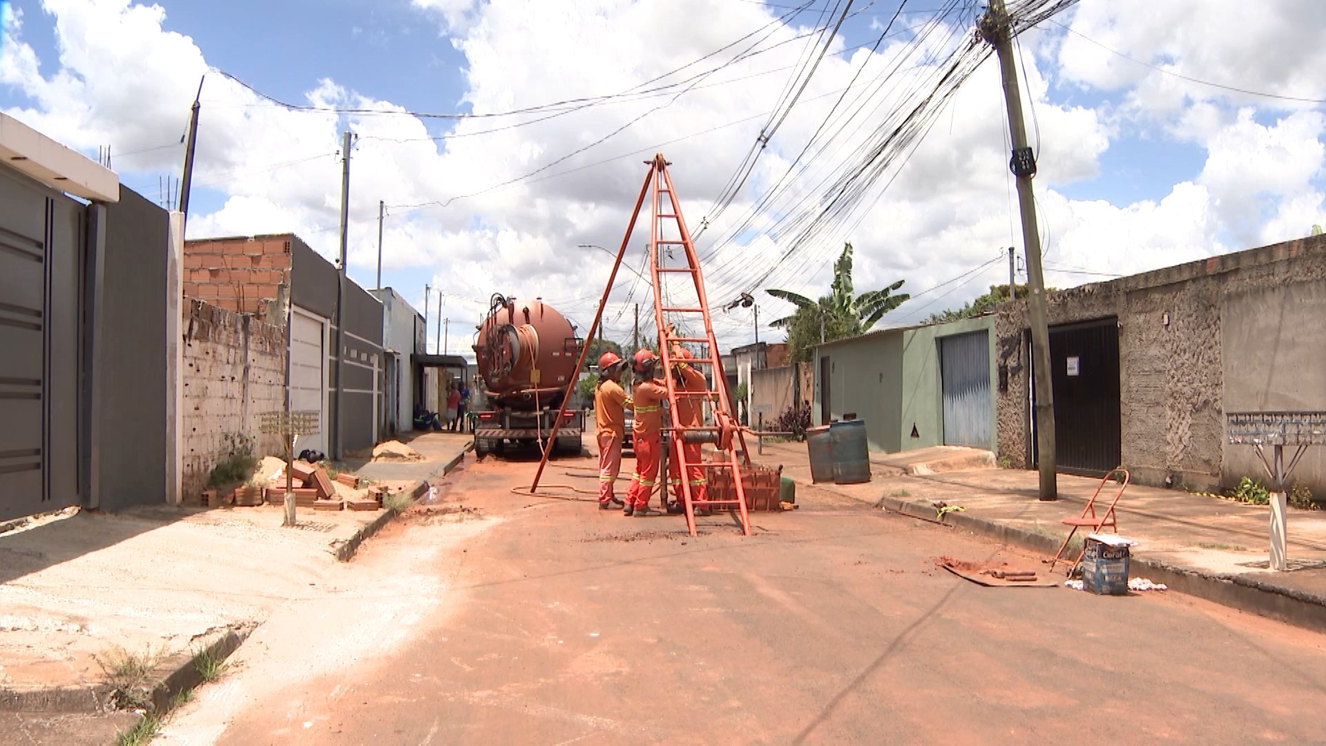 Sondagem com até 25 metros de profundidade analisa solo após rachaduras interditarem casas em Uberlândia