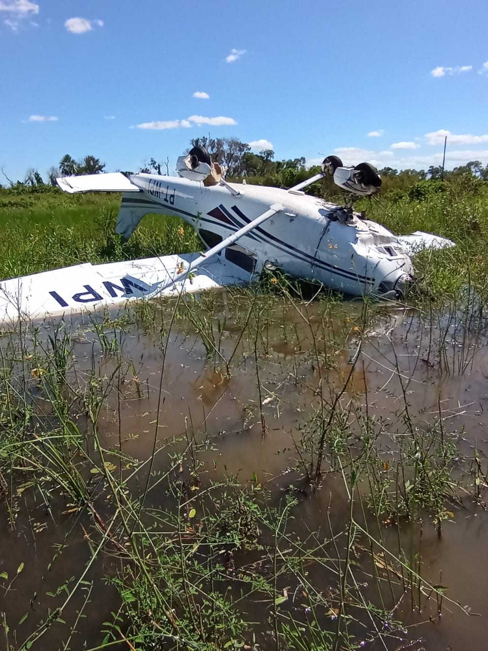 Avião cai e três pessoas são resgatadas em área de difícil acesso no Pantanal; veja vídeo 