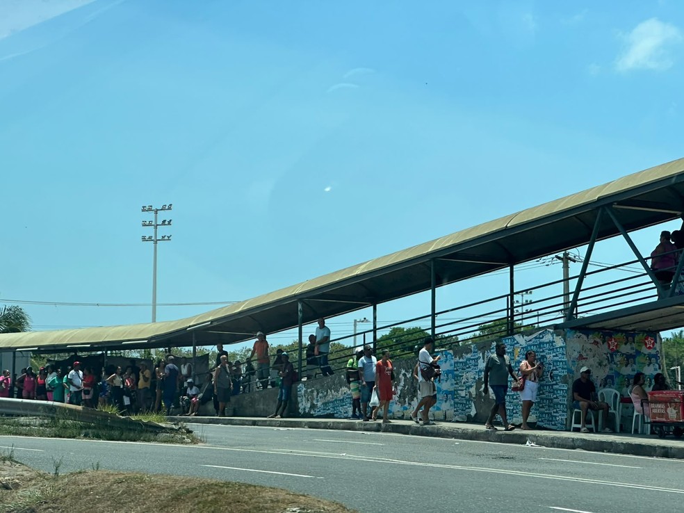 Ônibus são retidos em garagem de Salvador durante o 2º turno das eleições — Foto: Karol Moreira/Arquivo Pessoal