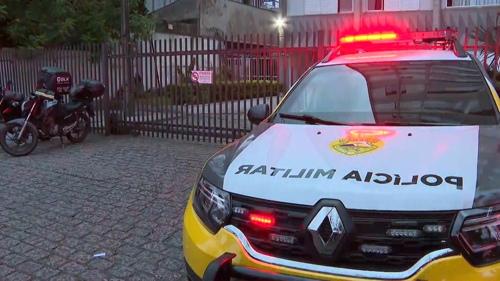 Moradores estranham sumiço de vizinhos e latidos de cachorro, entram em apartamento e encontram pai, mãe e filho mortos em Curitiba — Foto: RPC
