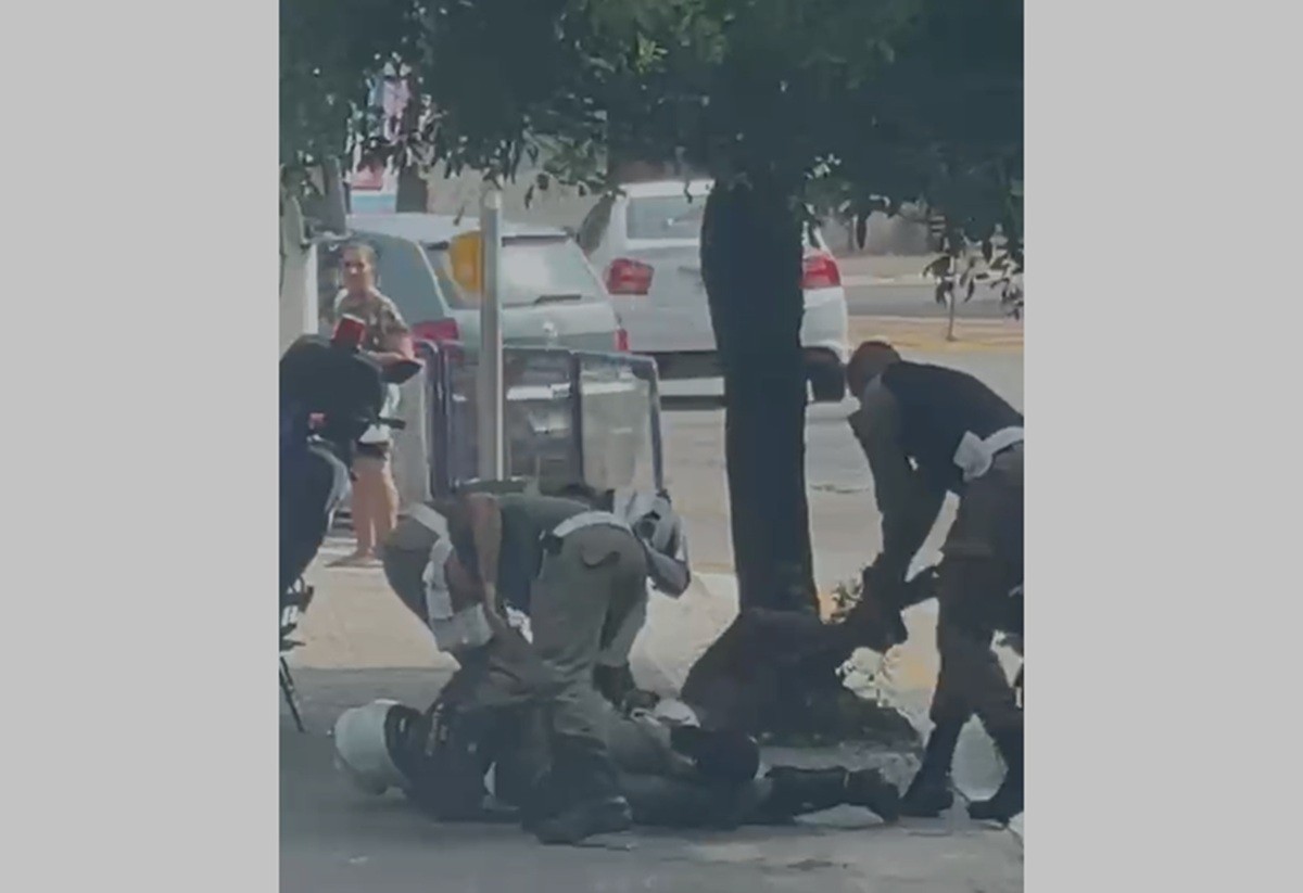 Motociclista é imobilizado durante abordagem de trânsito no Centro de Macaé