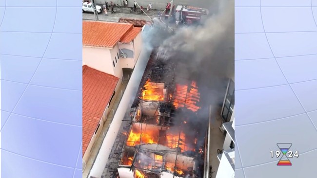 Casa pega fogo em So Sebastio