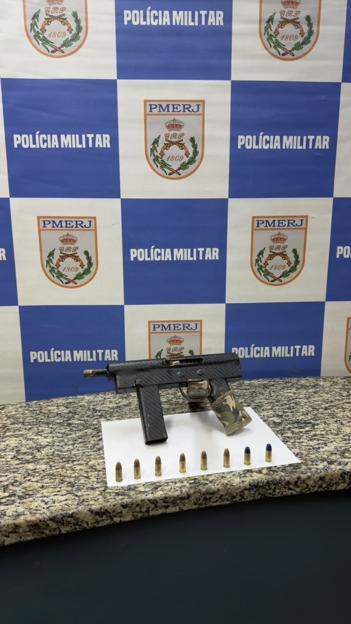 Submetralhadora e munições são apreendidas pela PM em Barra Mansa