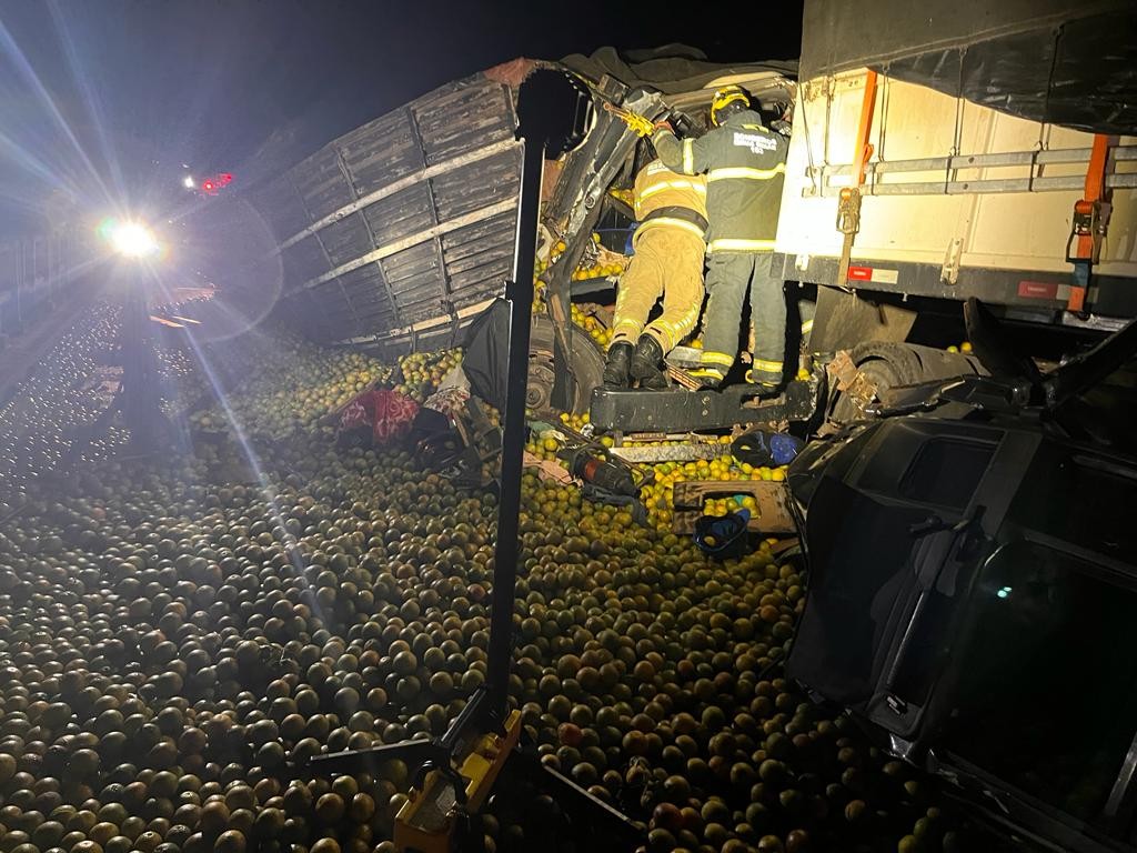 Ponte fica coberta de laranjas após acidente entre três caminhões